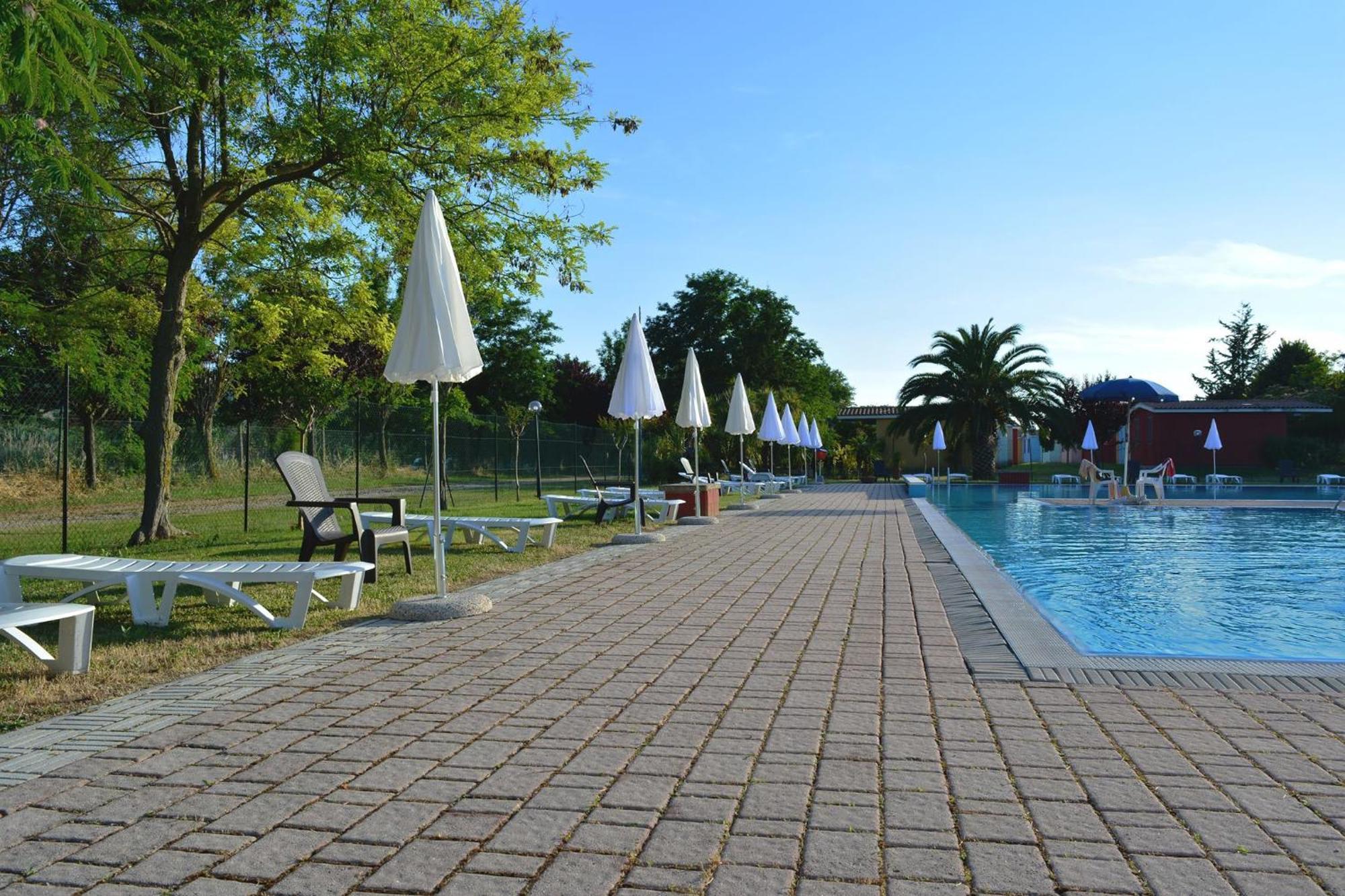 Centro Vacanze - Garden River Альтидона Экстерьер фото